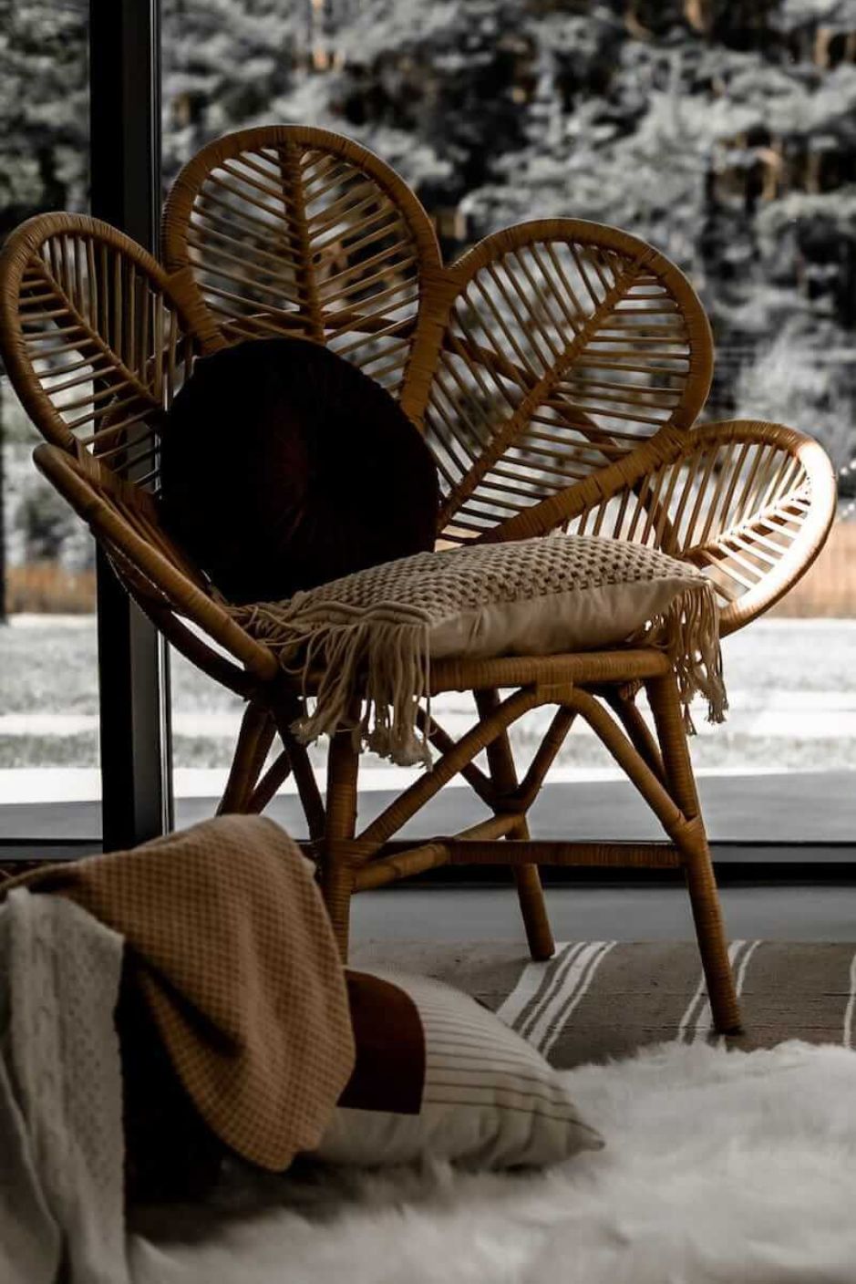 Rattan Monna Flower Chair featuring a handcrafted petal-shaped backrest and natural rattan weave, offering elegant bohemian style for indoor or outdoor spaces