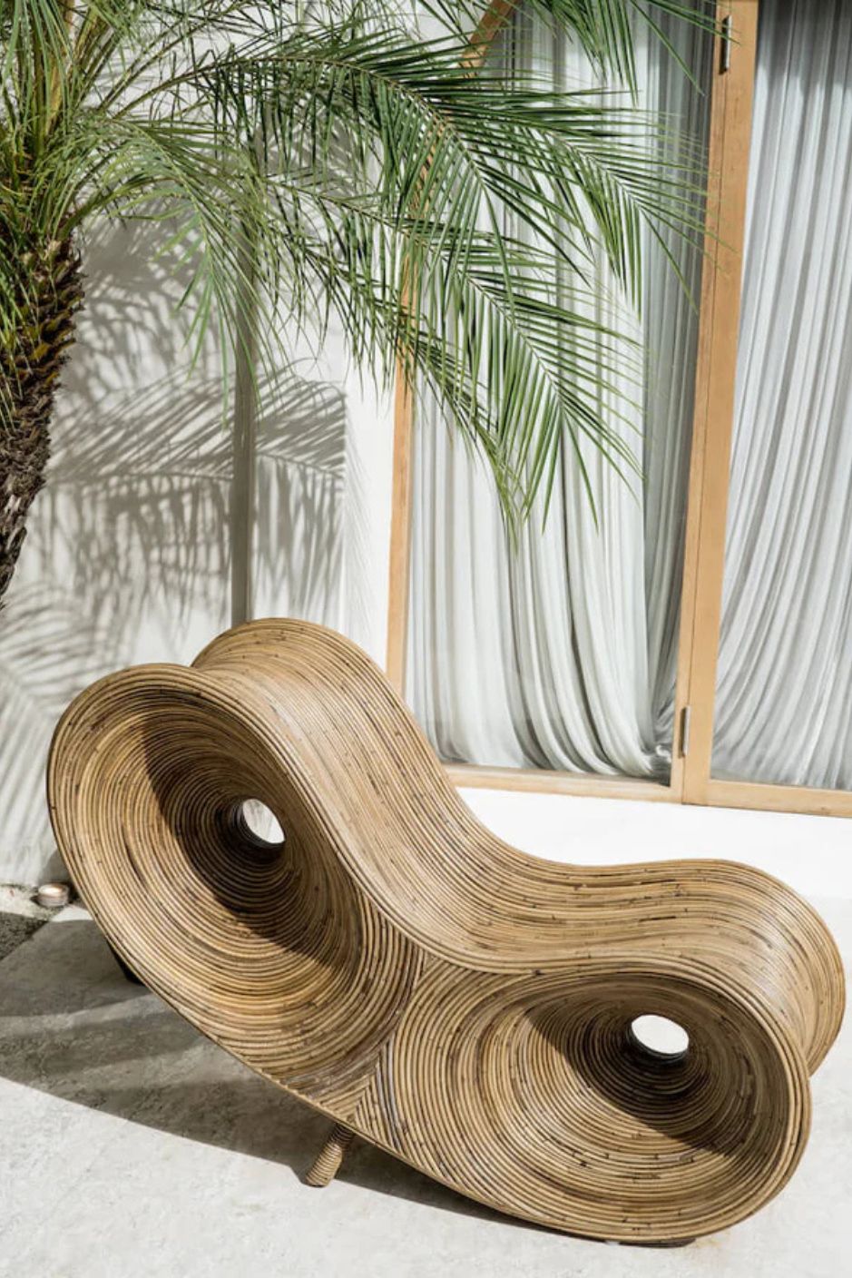 Brown rattan sun lounger – Tegal Robin ergonomic sunbed for poolside or garden, eco-friendly outdoor furniture