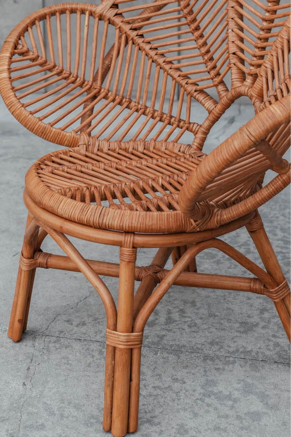 Rattan Monna Flower Chair featuring a handcrafted petal-shaped backrest and natural rattan weave, offering elegant bohemian style for indoor or outdoor spaces